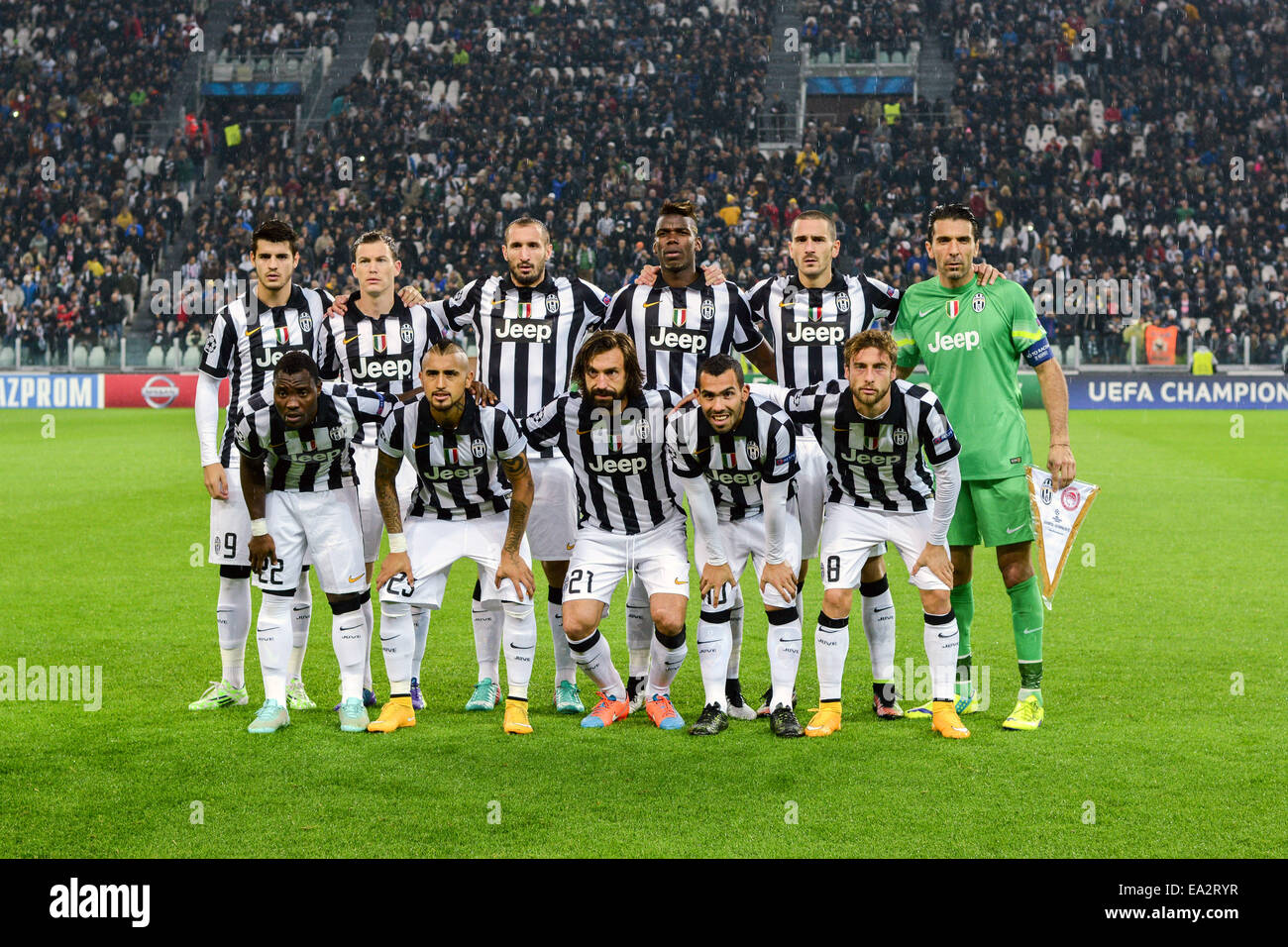 Turin, Italy. 4th Nov, 2014. Juventus team group line-up Football/Soccer :  UEFA Champions League Group A match between Juventus 3-2 Olympiacos at  Juventus Stadium in Turin, Italy . © Maurizio Borsari/AFLO/Alamy Live