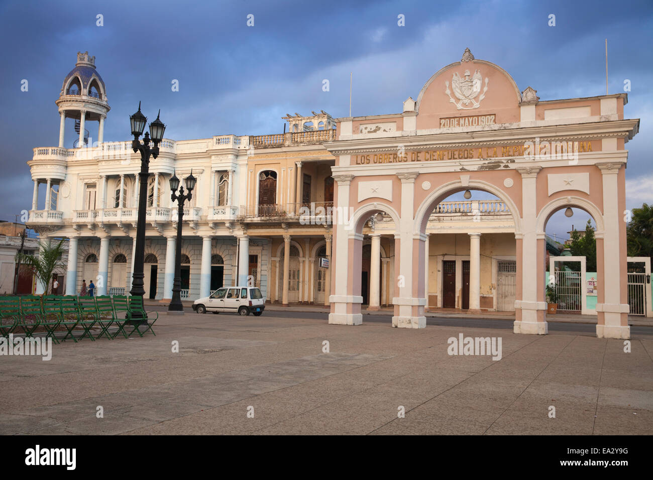 The Arch of Truimph and Casa de la Cultura Benjamin Duarte, the former Palacio de Ferrer, Parque Marta, Cienfuegos, Cuba Stock Photo