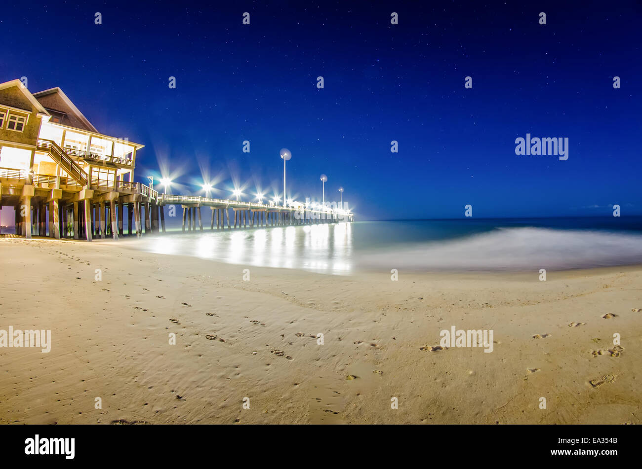 midnight at nags head pier and beach scenes Stock Photo Alamy