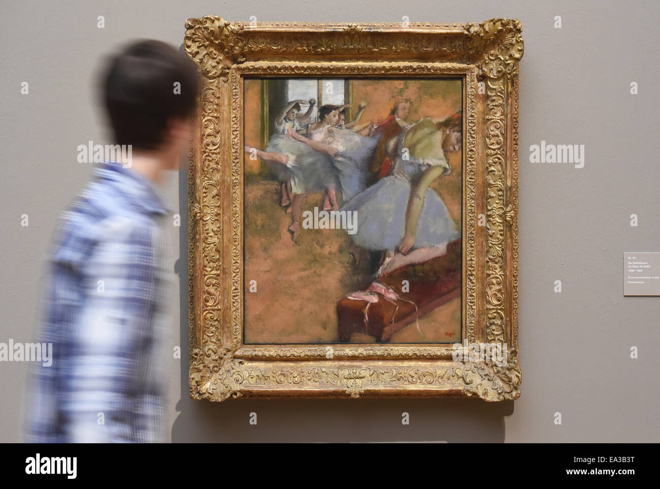 Karlsruhe, Germany. 06th Nov, 2014. A visitor looks at the work 'The Ballet Class' (1880-1900) by Edgar Degas in the exhibition 'Degas Classicism and Experimentation' at the Staatliche Kunsthalle in Karlsruhe, Germany, 06 November 2014. The exhibition runs from 08 November to 01 February 2015 in Karlsruhe. Photo: ULI DECK/dpa/Alamy Live News Stock Photo