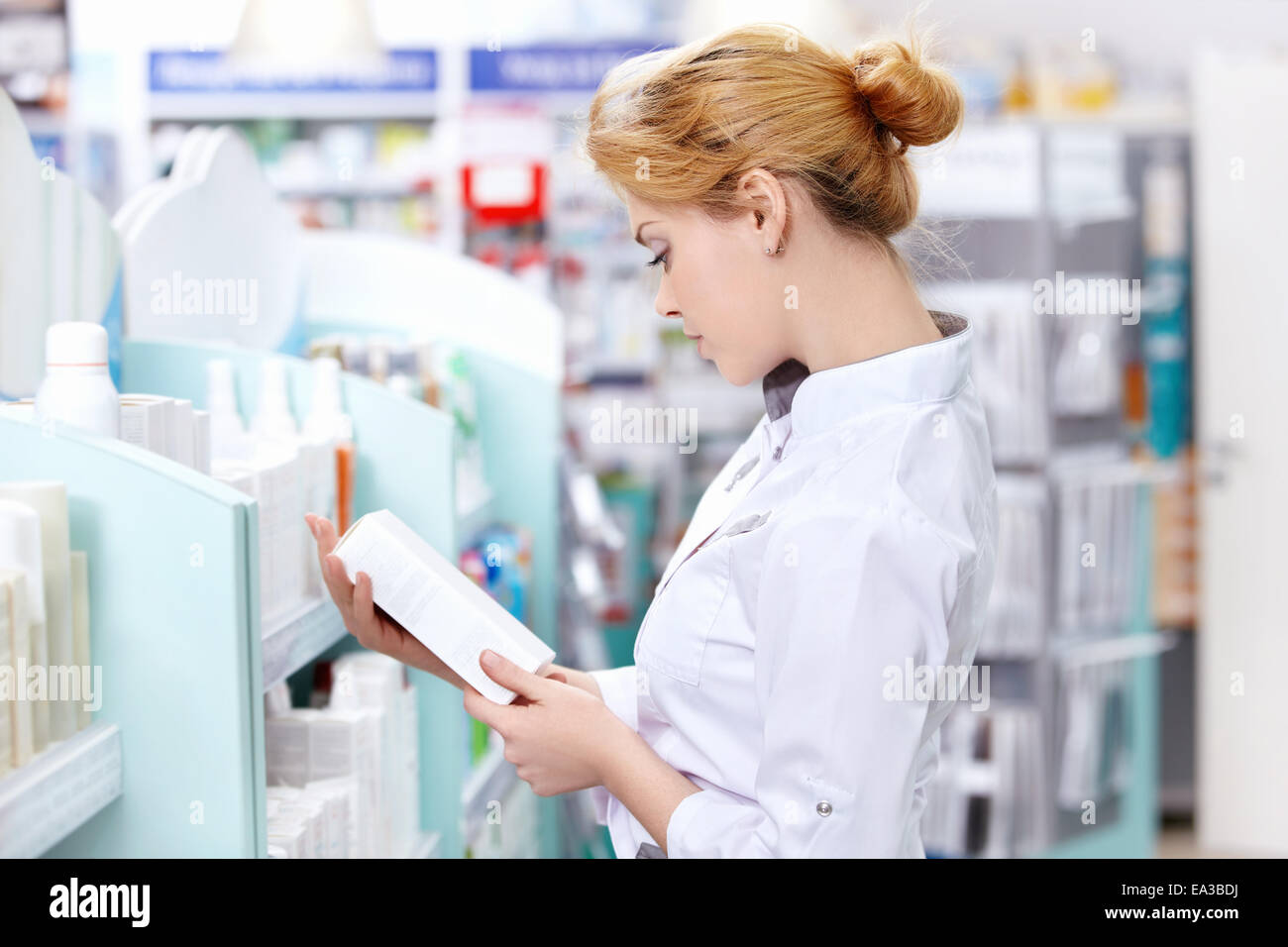 Girl pharmacist hi-res stock photography and images - Alamy