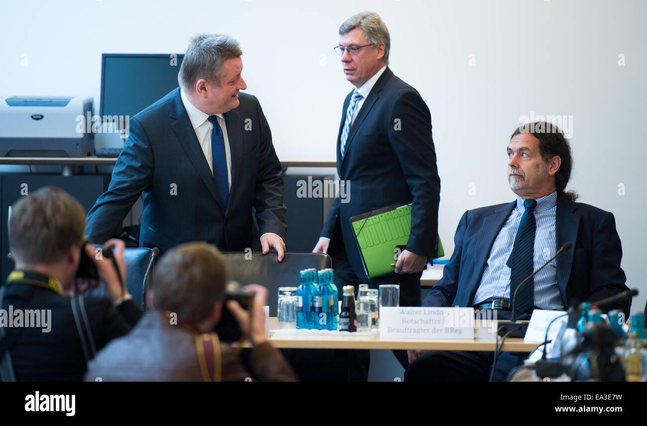Berlin, Germany. 06th Nov, 2014. German Health Minister Hermann Groehe (L-R), secretary of state in the Health Ministry, Lutz Stroppe and Walter Lindner, Germany's special commissioner for the fight against the Ebola epidemic, arrive at the start of the Ebola Conference at the German Health Ministry in Berlin, Germany, 06 November 2014. Health Minister Groehe invited representatives from the German states and aid organizations for an exchange of information and experiences about topics relating to Ebola. Photo: BERND VON JUTRCZENKA/dpa/Alamy Live News Stock Photo