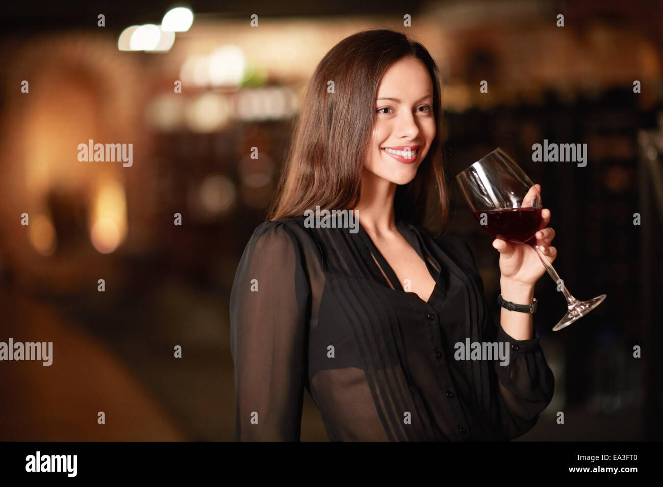 Бармен бокал вина. Девушка с бокалом. Женщина с бокалом вина. Девушка с бокалом вина фото. Женщина с вином.