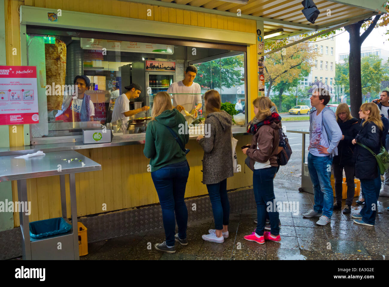 Mustafa's Gemüse Kebap, stall selling vegetarian and normal döner gyros kebab, Mehringdamm street, Kreuzberg, west Berlin, Germa Stock Photo