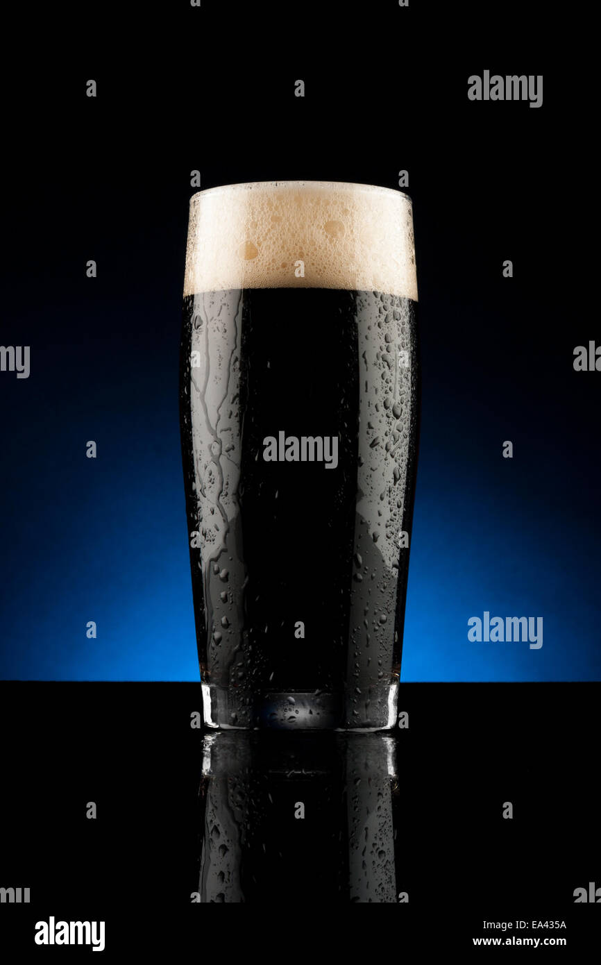 Beer cheers at bar hi-res stock photography and images - Alamy