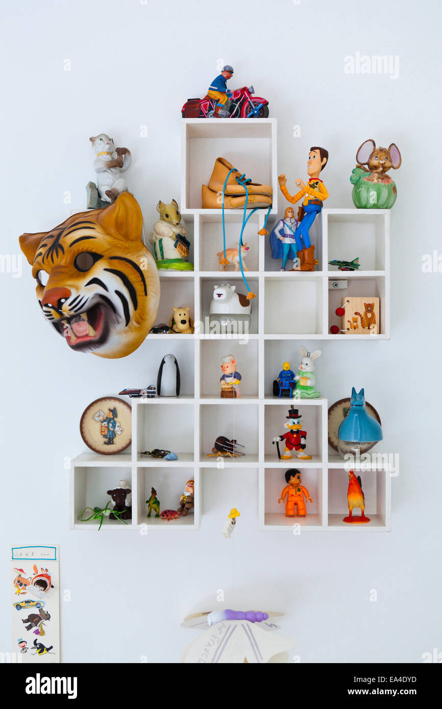 wall shelf for toys