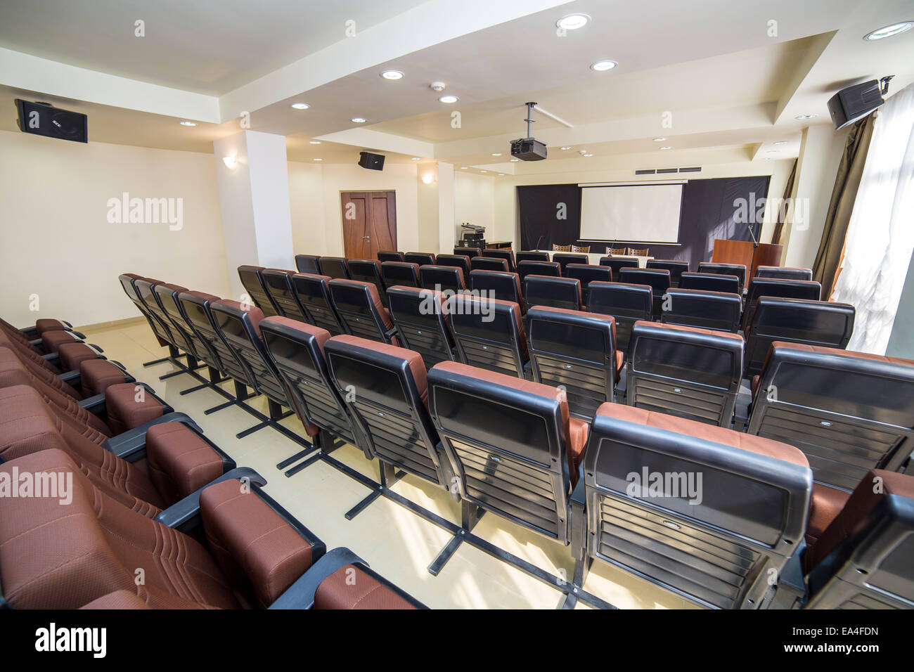 Modern conference hall presentation hi-res stock photography and images ...