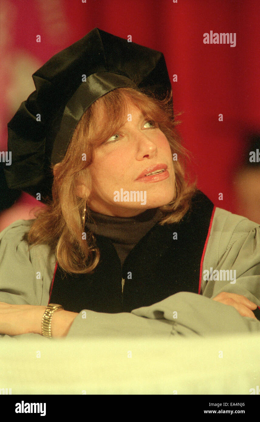 May 1, 1998 - Boston, Massachusetts, U.S. - Pop icon singer CARLY SIMON ...