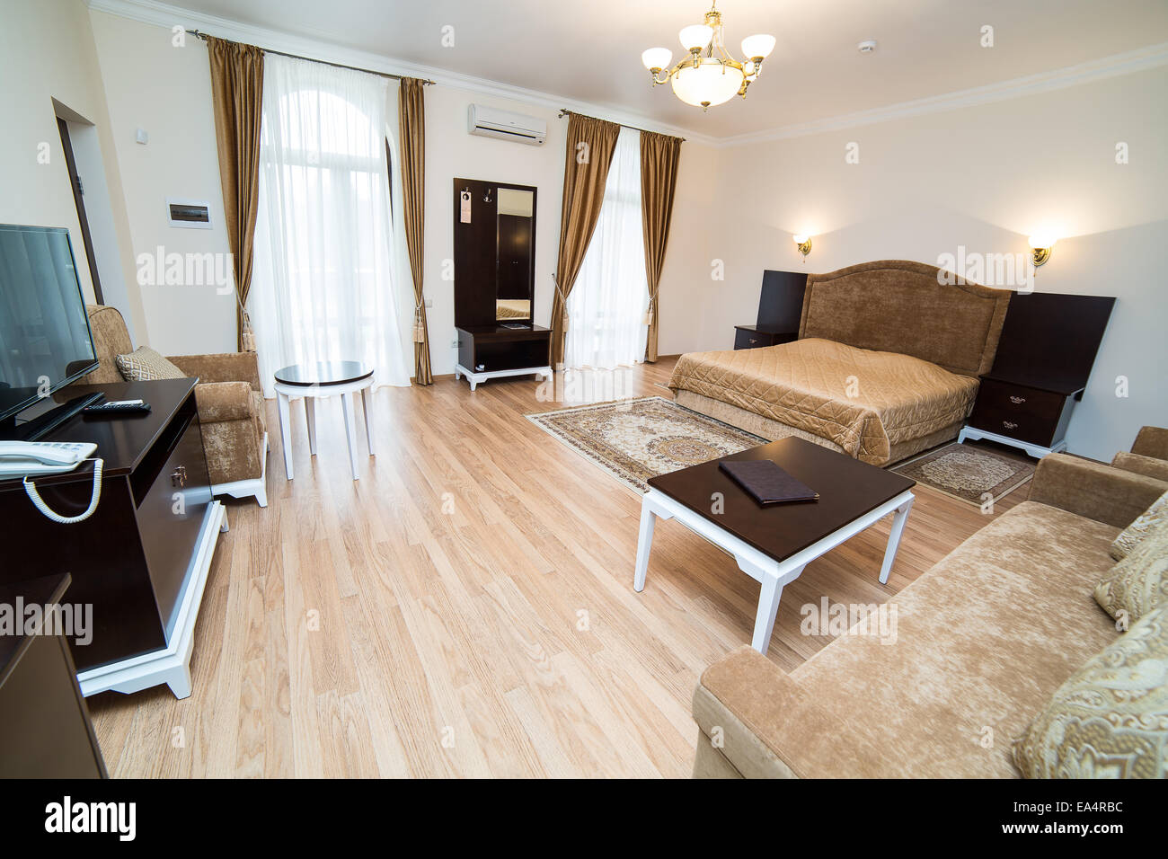Modern home and hotel double bedroom interior design Stock Photo - Alamy