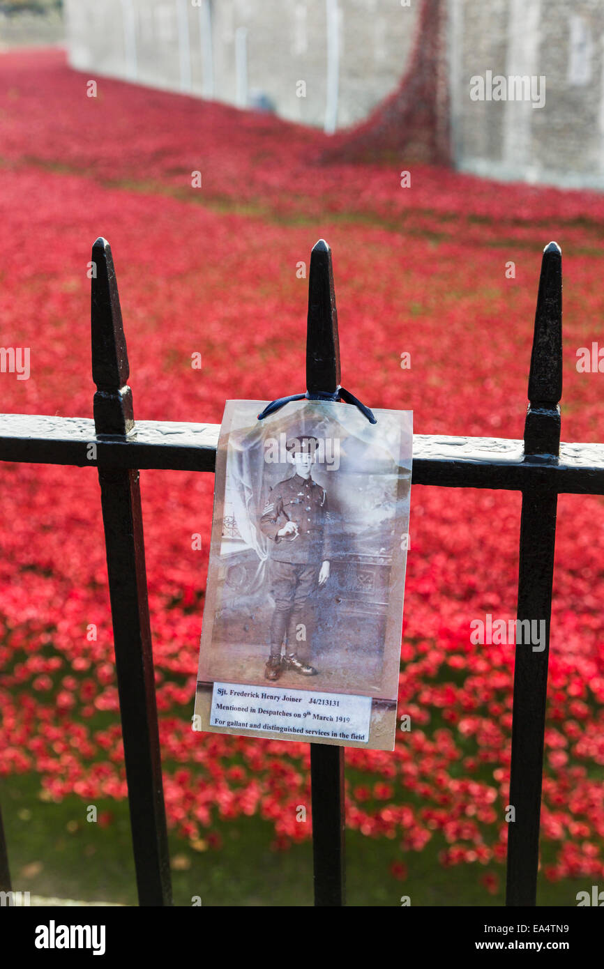 Tribute to a soldier on railings at the display of poppies at The Tower Of London Remembers, Blood Swept Lands and Seas of Red Stock Photo