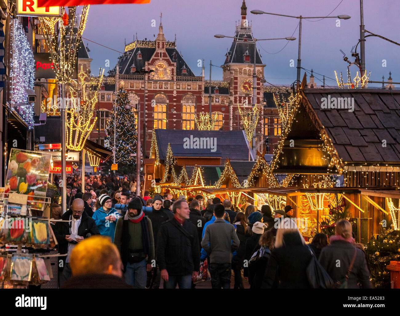 Amsterdam Christmas Market on the Damrak from the Central Station to the Dam Square. Rush hour with tourists and commuters. Stock Photo