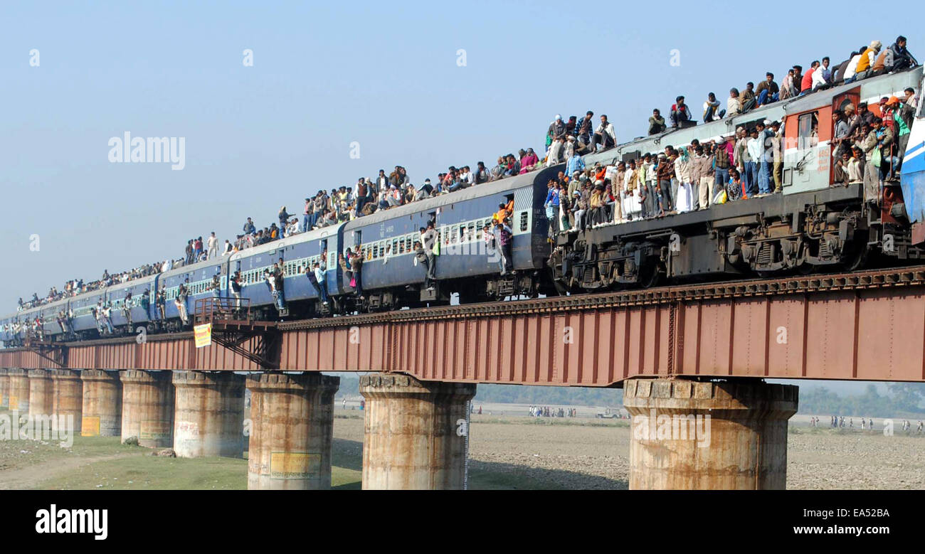 Bareily, India. 6th Nov, 2014. An overcrowded passenger train passes near Bareily as people travel to take a holy dip in the river Ganga on the occasion of Hindu festival Kartik Purnima in Uttar Pradesh, India, Nov. 6, 2014. Credit:  Stringer/Xinhua/Alamy Live News Stock Photo