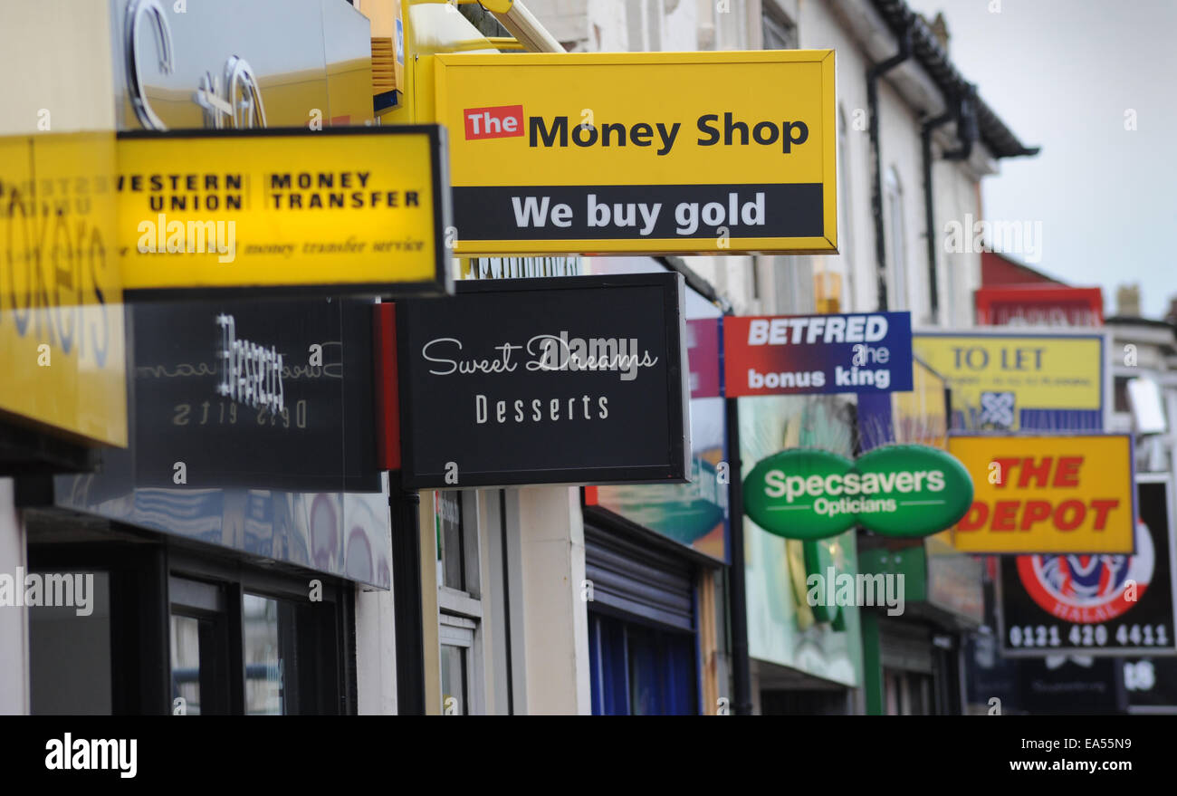 HIGH STREET SHOP SIGNS SHOWING MONEY LENDERS BETTING ETC RE THE HIGH STREET SHOPPERS ECONOMY INCOMES PAY DAY LOANS SPENDING UK Stock Photo