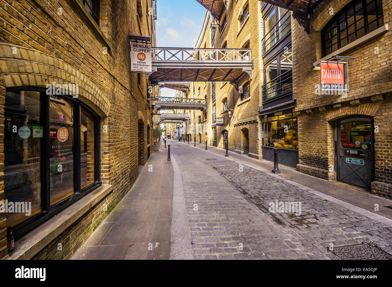 Empty london street alley hi-res stock photography and images - Alamy
