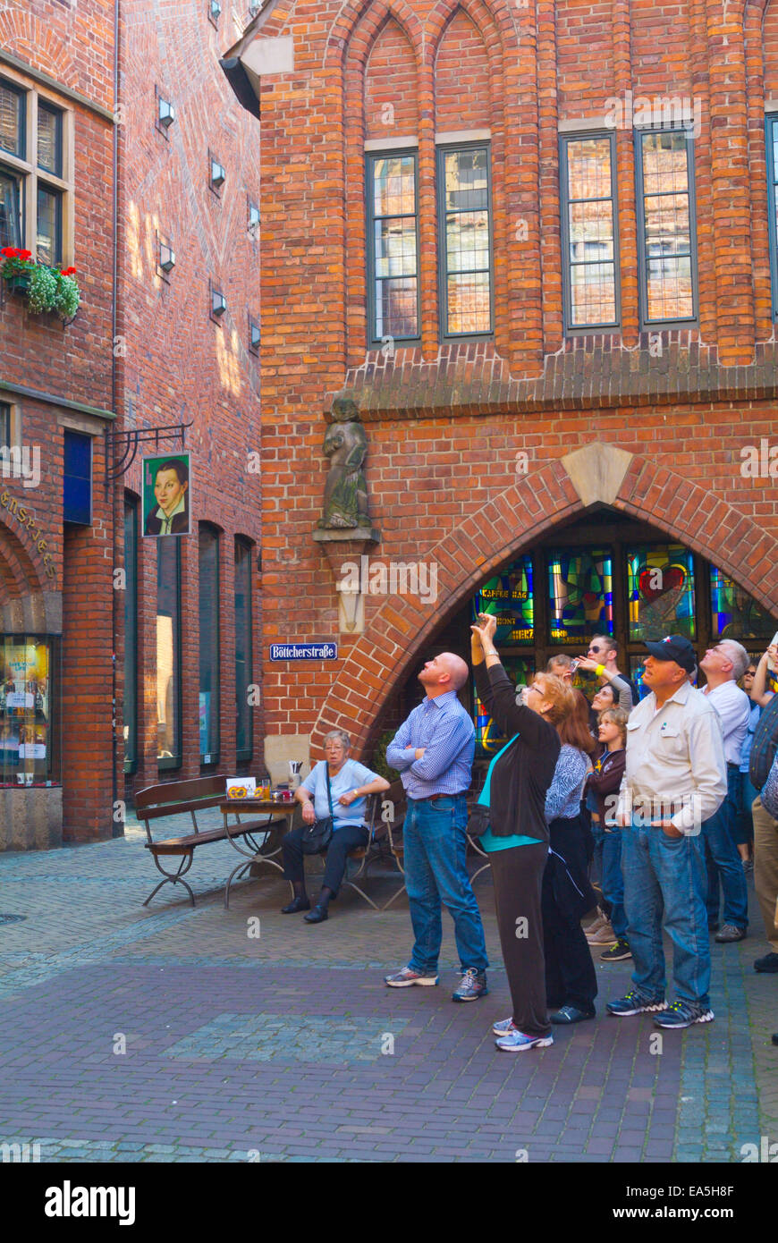 People watching Glockenspiel the clockwork, Böttcherstrasse street