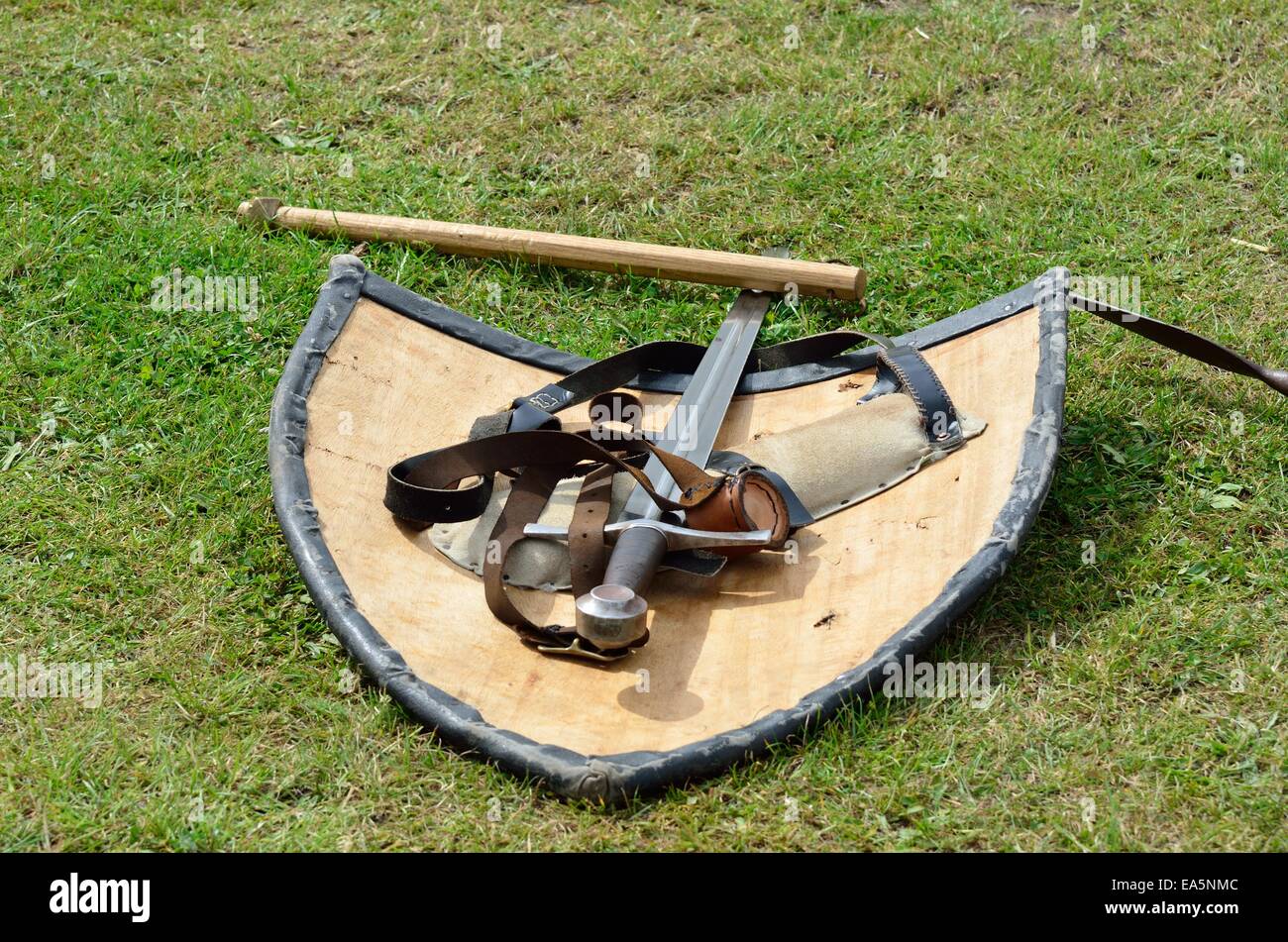 Medieval sword and shield hi-res stock photography and images - Alamy