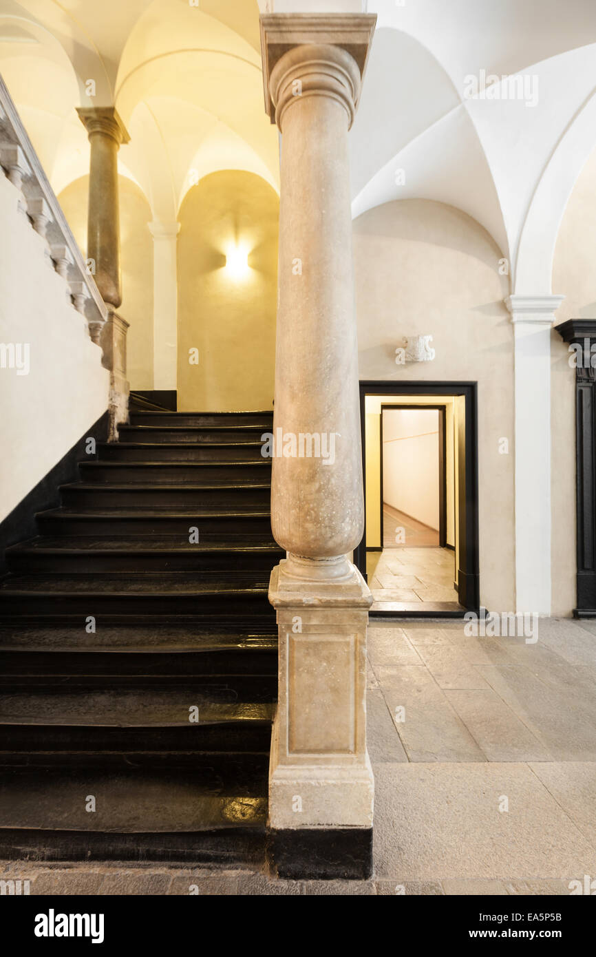 Grand entrance stairway interior hi-res stock photography and images ...