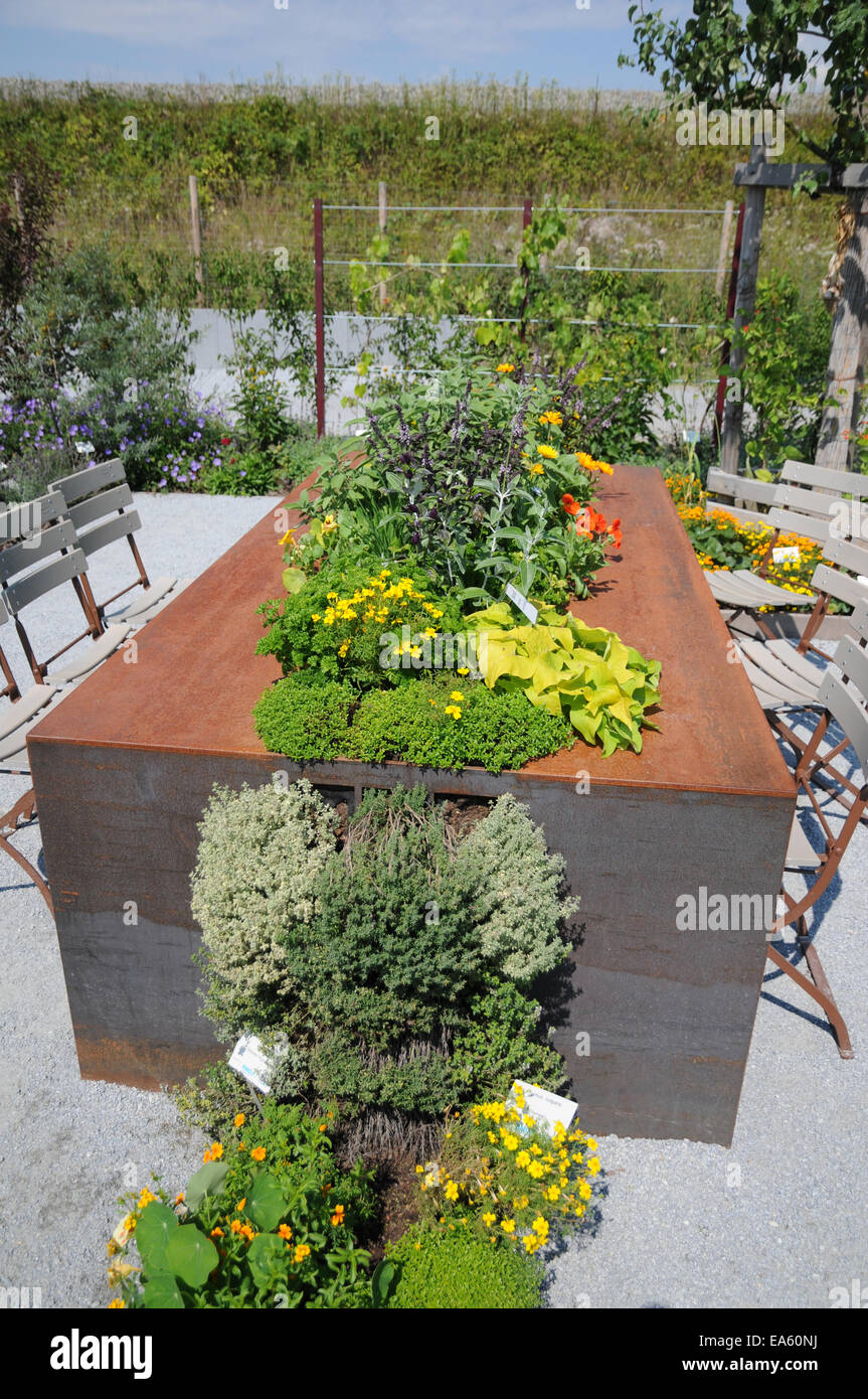 Raised bed border hi-res stock photography and images - Alamy
