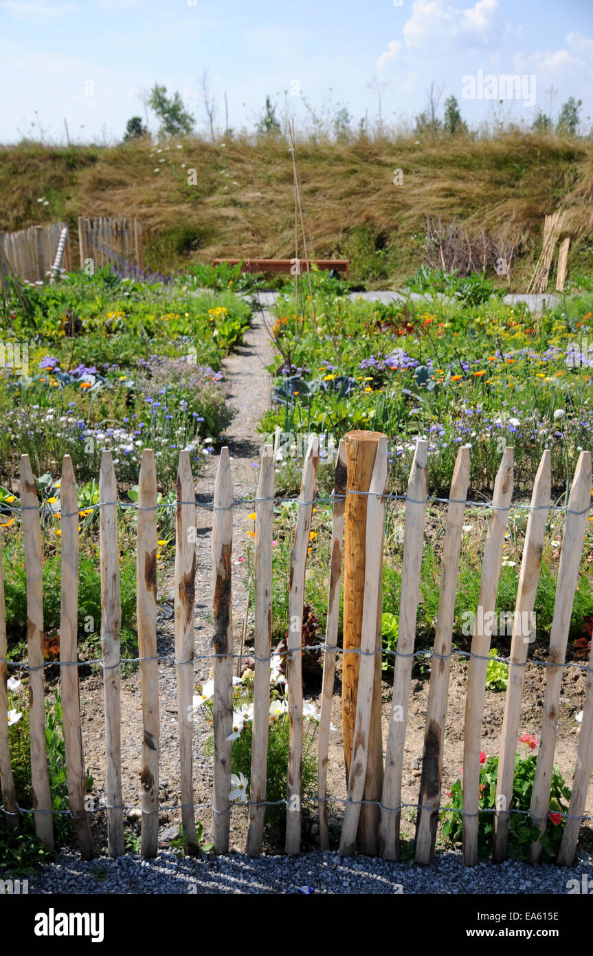Cottage Garden Wooden Fence High Resolution Stock Photography and ...
