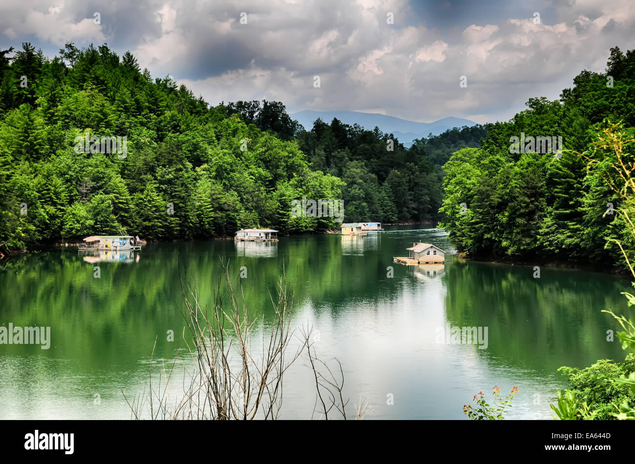 floating vacation homes on lake fontana Stock Photo Alamy
