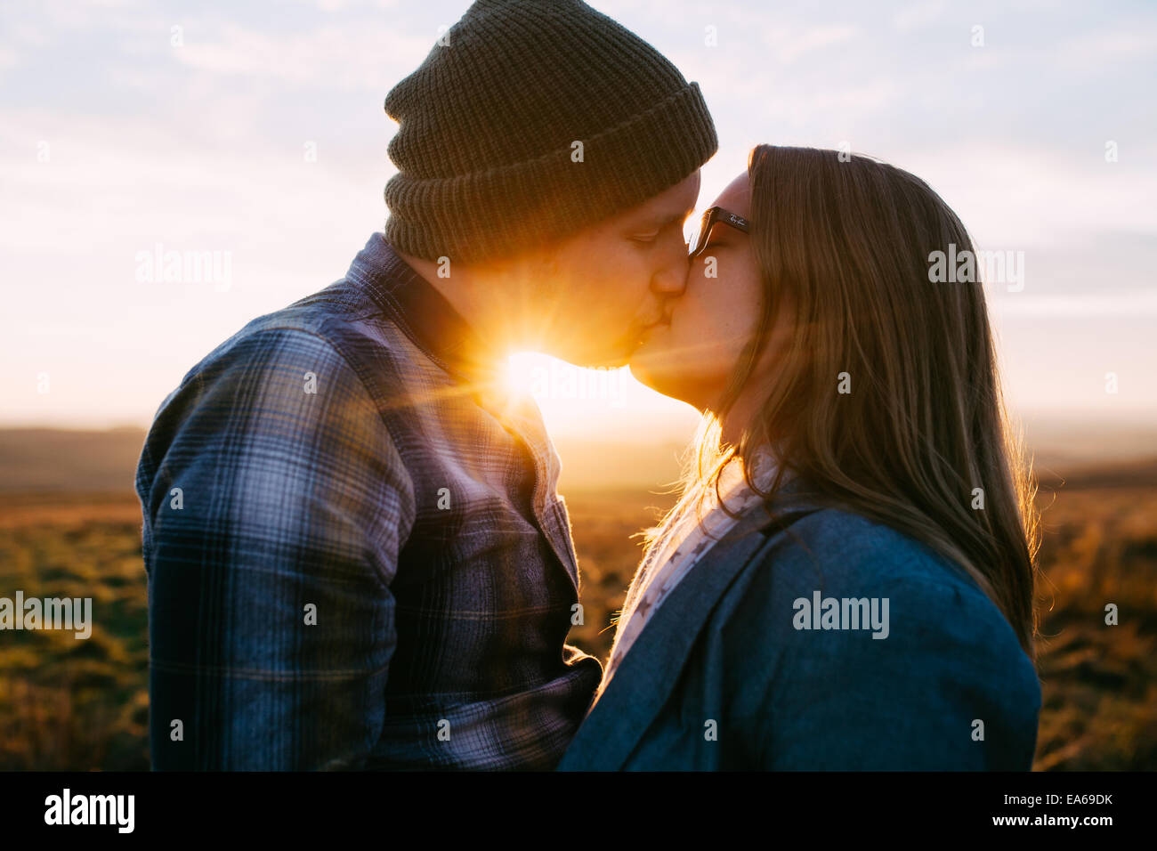 Couple kissing winter hi-res stock photography and images - Alamy