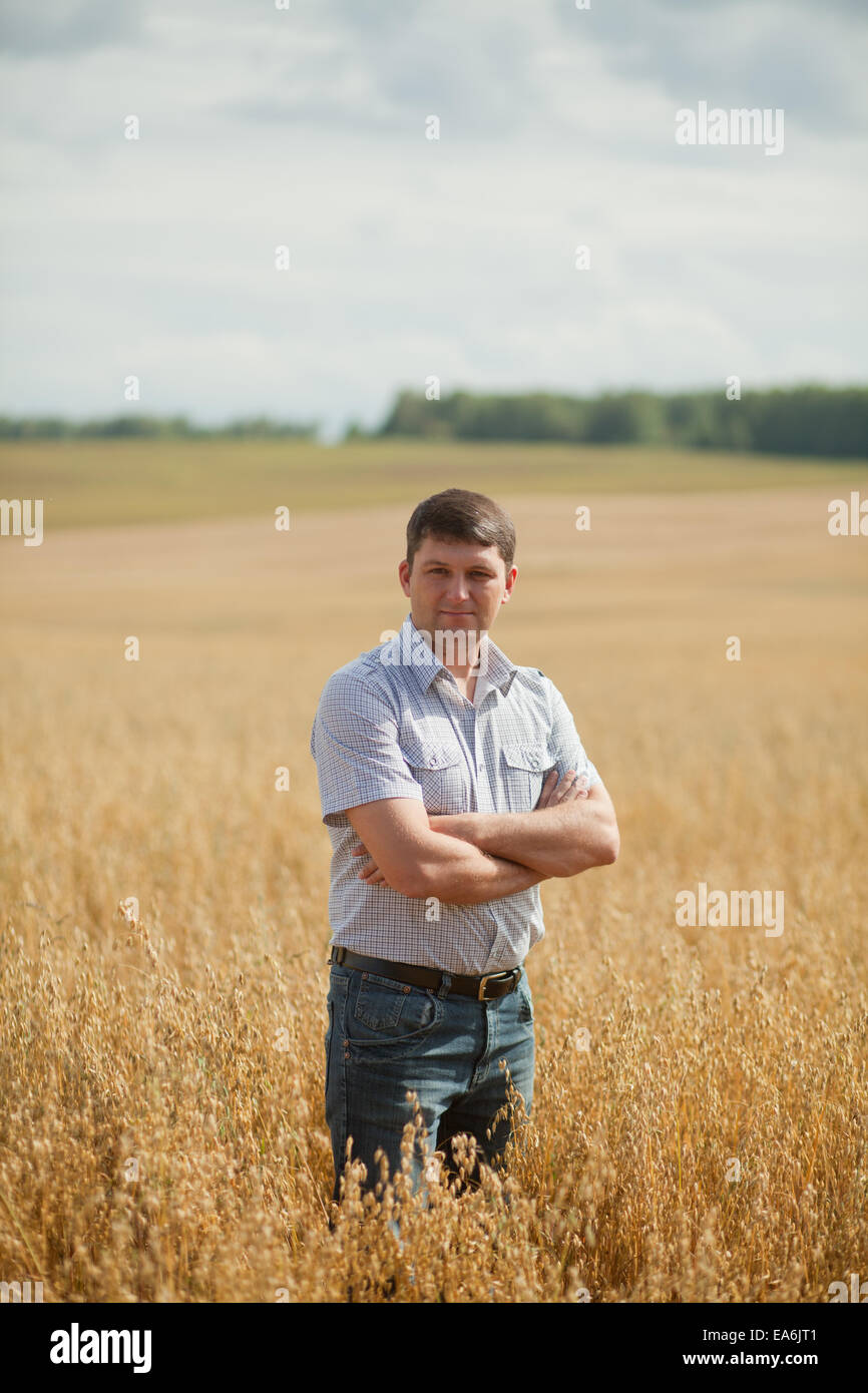 Люди стоящие в поле. Юноша в пшеничных полях. Пшеничное поле человек. Парень в поле. Мужчина со спины.