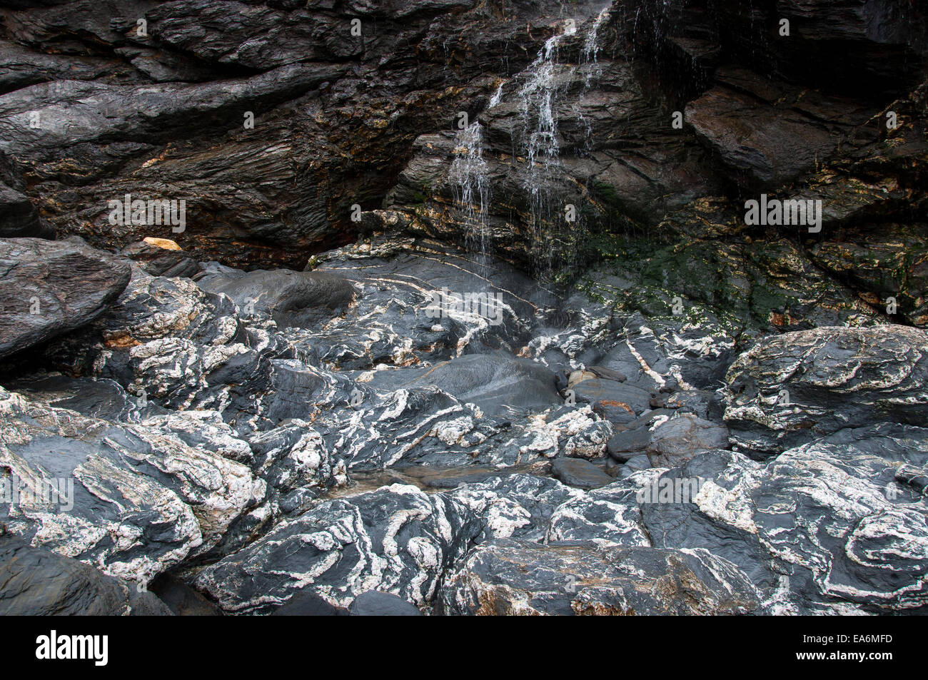 Waterfall and quartz veined rocks at Bedruthan steps in Cornwall Stock ...