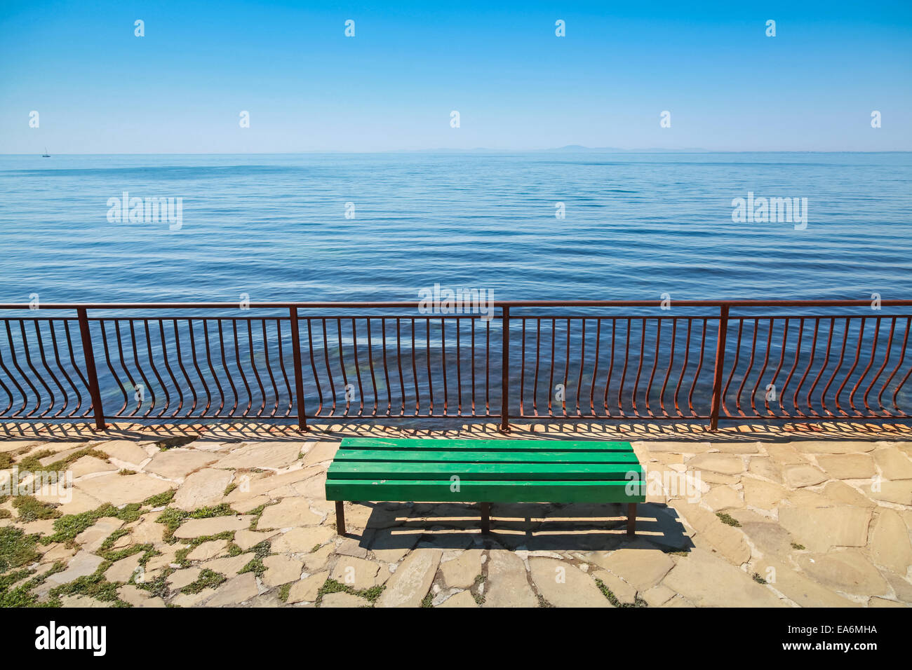 Empty green bench hi-res stock photography and images - Alamy