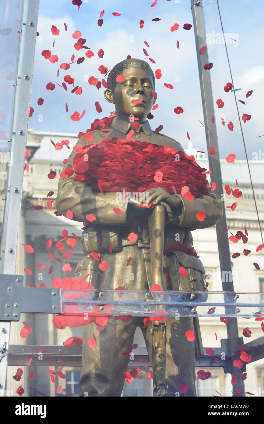 Trafalgar Square, London, UK. 7th November 2014. The Royal British Legion, Every Man Remembered 7.5 metres brass  sculpture, in Trafalgar Square, made in collaboration with artist Mark Humphrey. Credit:  Matthew Chattle/Alamy Live News Stock Photo