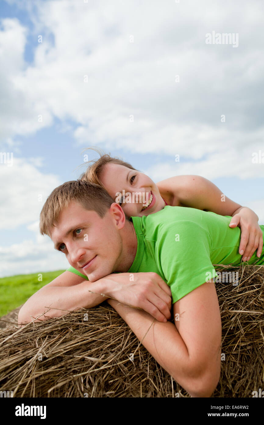 На сене лежит сама. Пара на сене. Мальчик лежит на сене. Парень и девушка лежат на сене. Портрет лежа на сене.