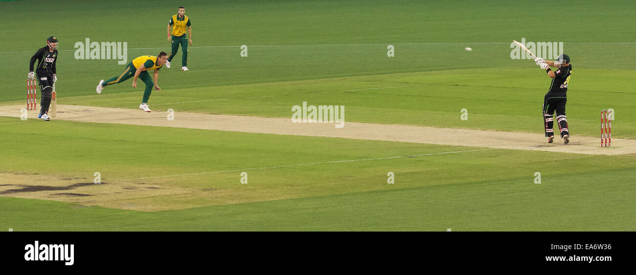 Melbourne, Victoria, Australia. 7th Nov, 2014. AARON FINCH of Australia smashes the ball for four runs during game two of the International Twenty20 cricket series match between Australia and South Africa at the MCG. Credit:  Tom Griffiths/ZUMA Wire/Alamy Live News Stock Photo