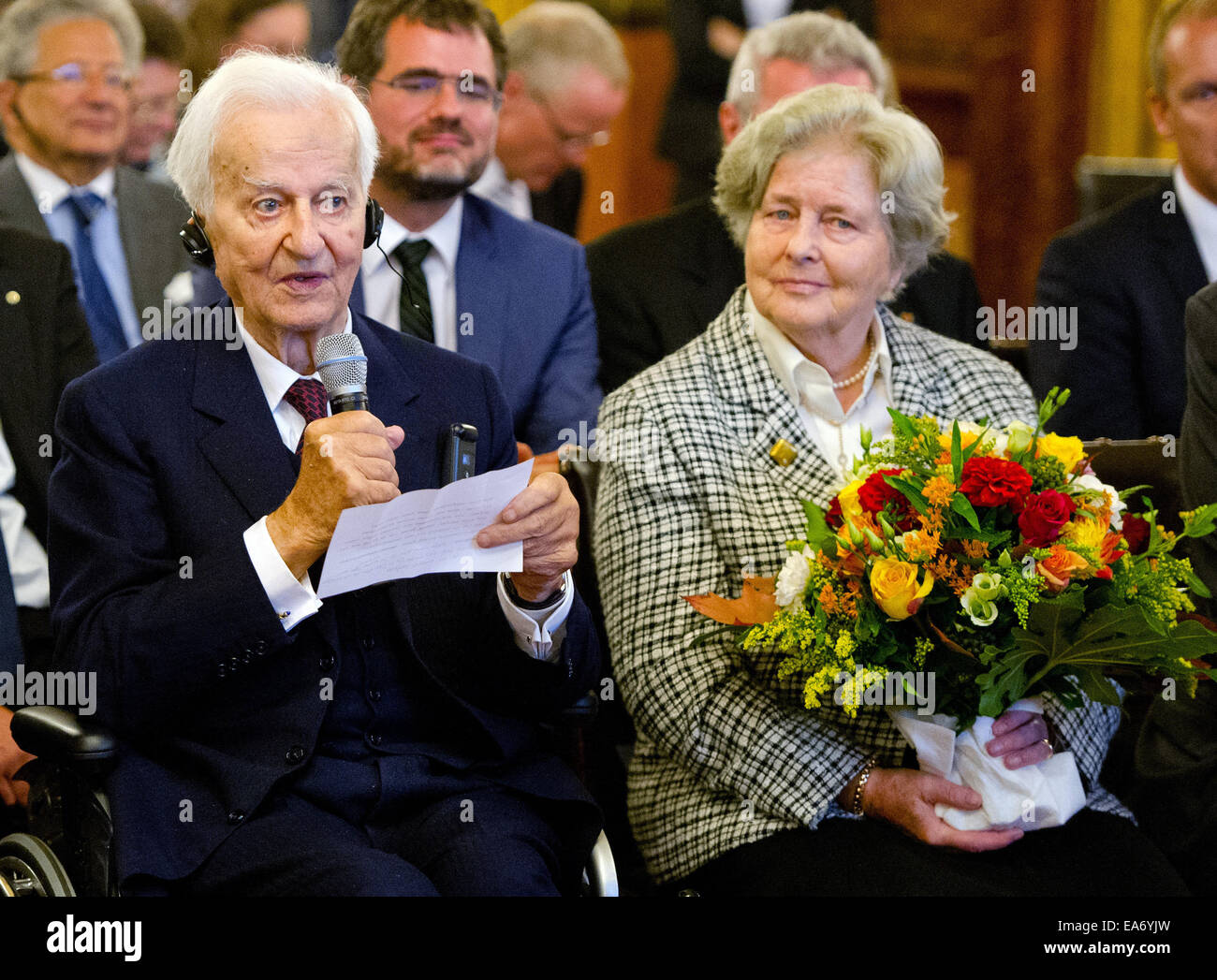 Hamburg, Germany. 07th Nov, 2014. Former German President Richard von Weizsaecker sits next to his wife Marianne in city hall in Hamburg, Germany, 07 November 2014. Weizsaecker is leaving his position as chairman of the Bergedorf Discussion Circle of the Koerber Foundation. Photo: DANIEL BOCKWOLDT/dpa/Alamy Live News Stock Photo