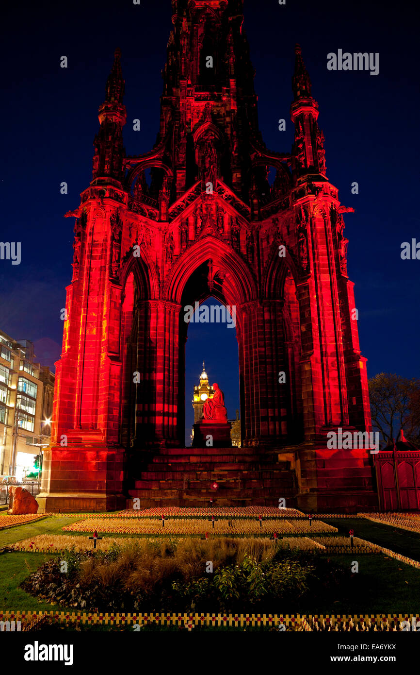 Edinburgh, Princes Street Gardens East, Scotland. 7th November 2014.The Walter Scott Monument has been illuminated in poppy red from tonight in tribute to the soldiers who gave their lives in the First World War. Several Remembrance events will be held throughout Edinburgh over the next few days to mark 100 years since the First World War. Stock Photo