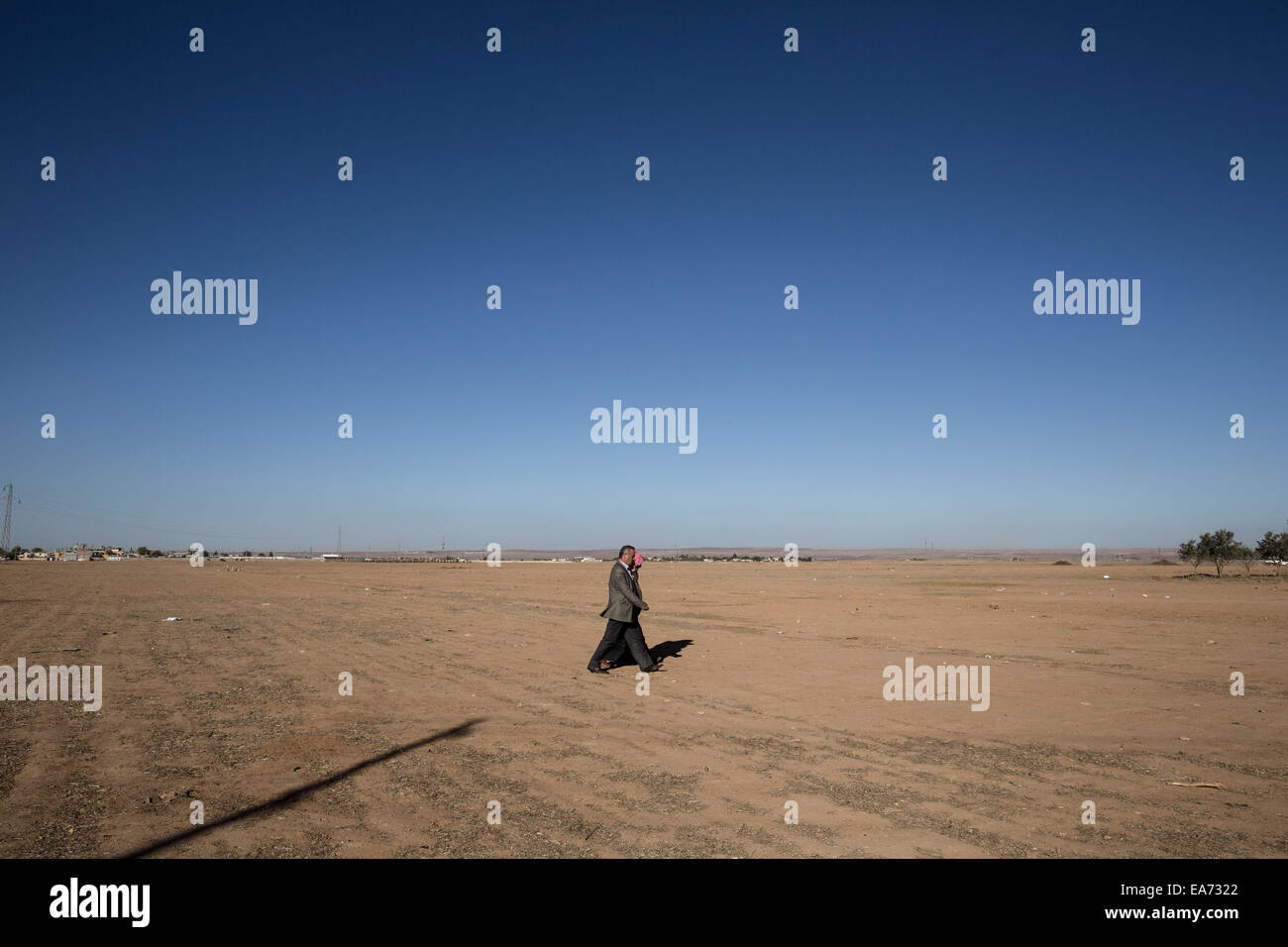 Suruc, Turkey. 07th Nov, 2014. Kurdish men on the way to the cemetery. Funeral of YPG and YPJ fighters in Suruc, Turkey on November 7, 2014. Credit:  Konstantinos Tsakalidis/Alamy Live News Stock Photo