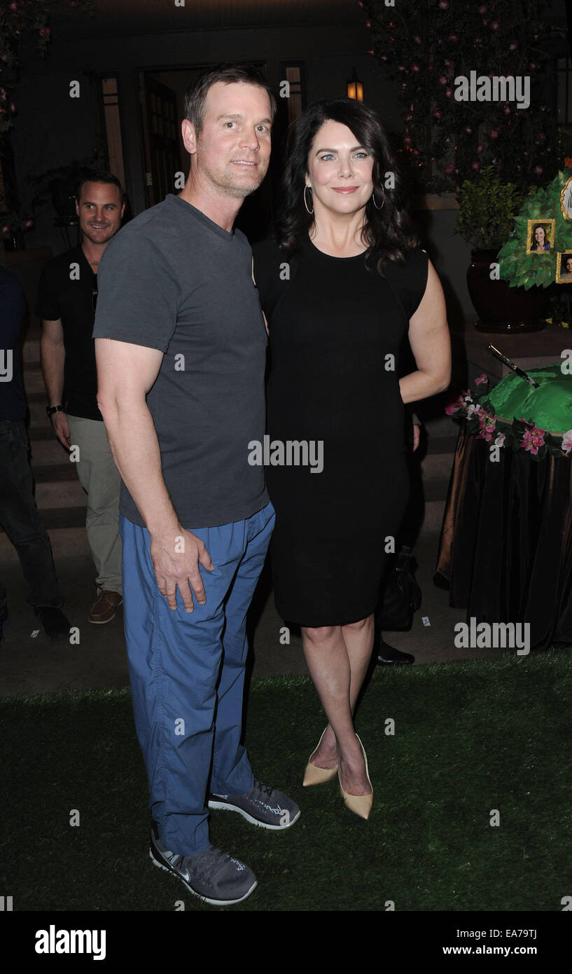 Los Angeles, California, USA. 7th Nov, 2014. Peter Krause, Lauren Graham at the 'Parenthood'' 100th Episode cake cutting celebration held at the Universal Studios in Universal City, California on November 7, 2014. 2014 Credit:  D. Long/Globe Photos/ZUMA Wire/Alamy Live News Stock Photo