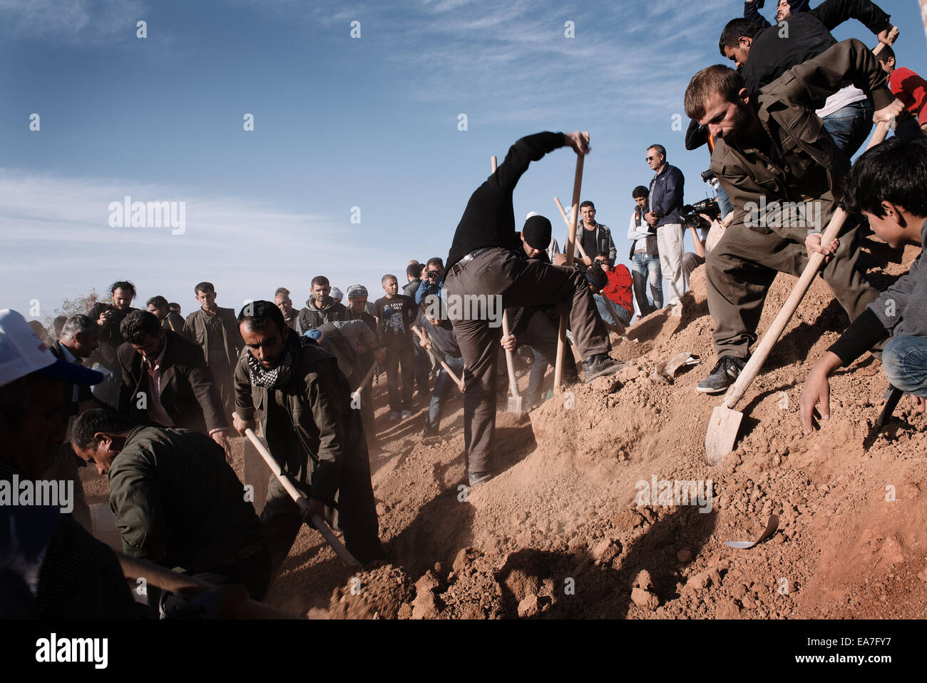 Kurdish refugees bury 3 Kurdish YPG fighters, who died in the battles against the Islamic State forces in Kobane, Suruc, Turkey Stock Photo