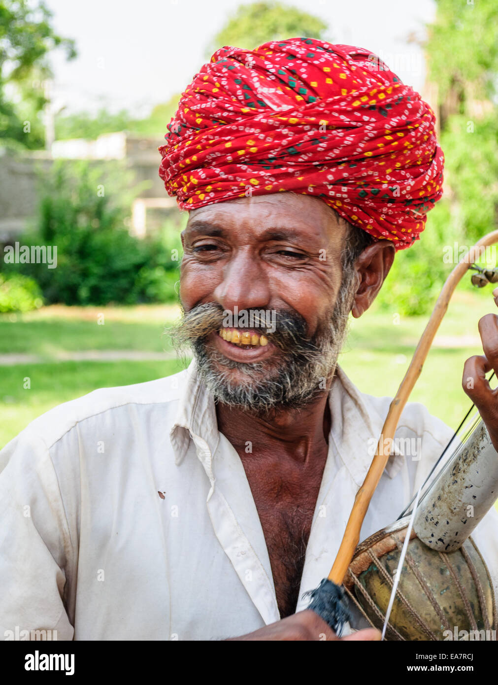 Old folk musician of Rajasthan playing Ravanhatha at Mador garden