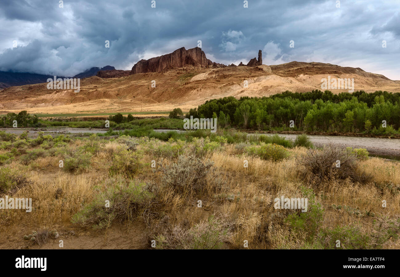 Buffalo Bill State Park and the Shoshone River flanked by  mountain cliffs and bush land and cacti near Cody, Wyoming, USA. Stock Photo