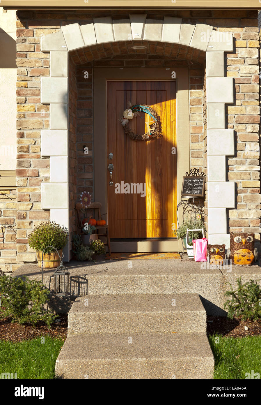 Front door welcoming hi-res stock photography and images - Alamy