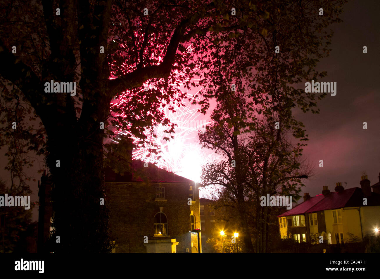 Wimbledon, London, UK. 8th Nov, 2014. Spectacular fireworks display in Wimbledon Credit:  amer ghazzal/Alamy Live News Stock Photo