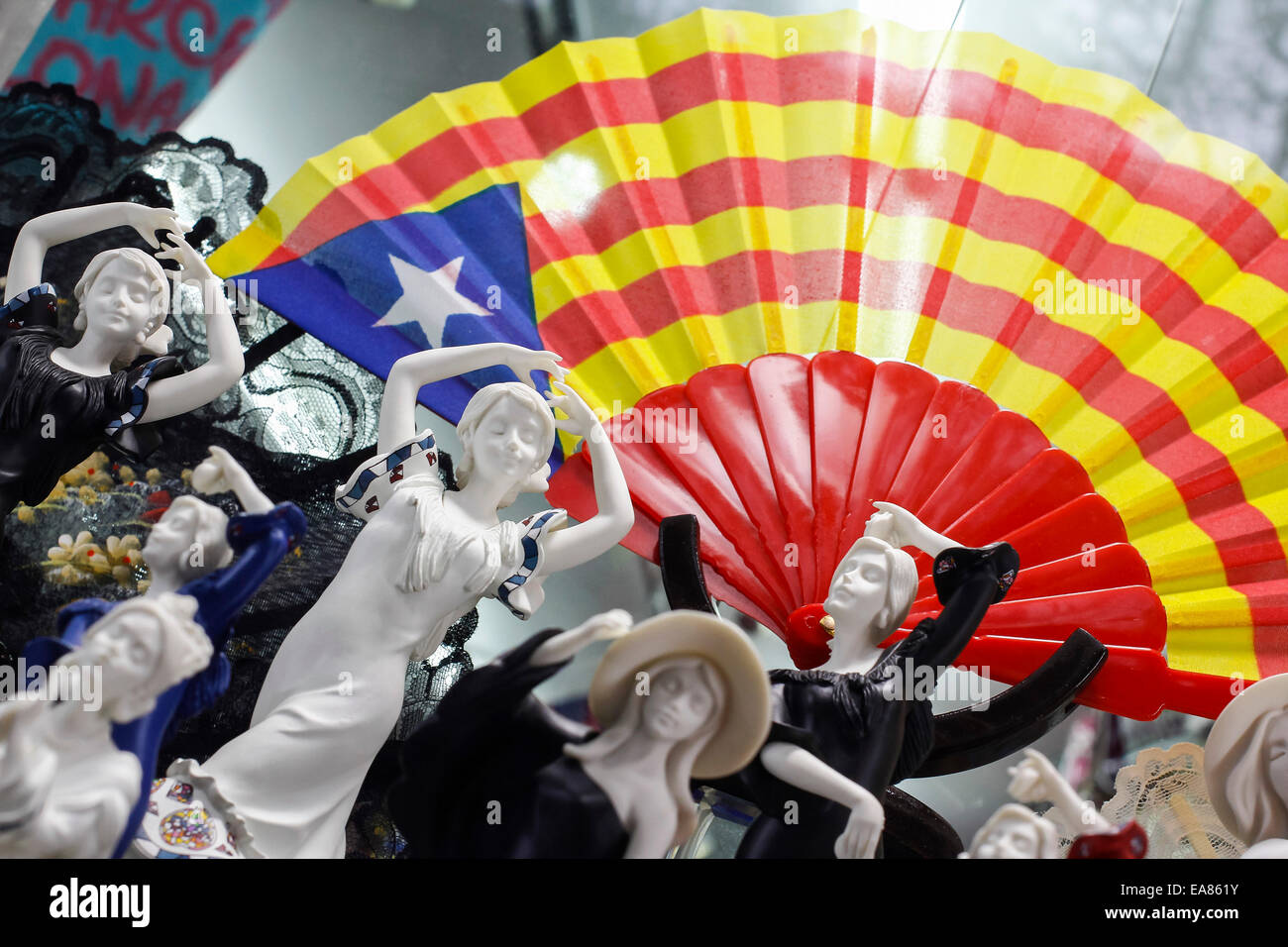Display window with souvenirs: fan with the Catalan independence flag and typical Spanish dancers Stock Photo