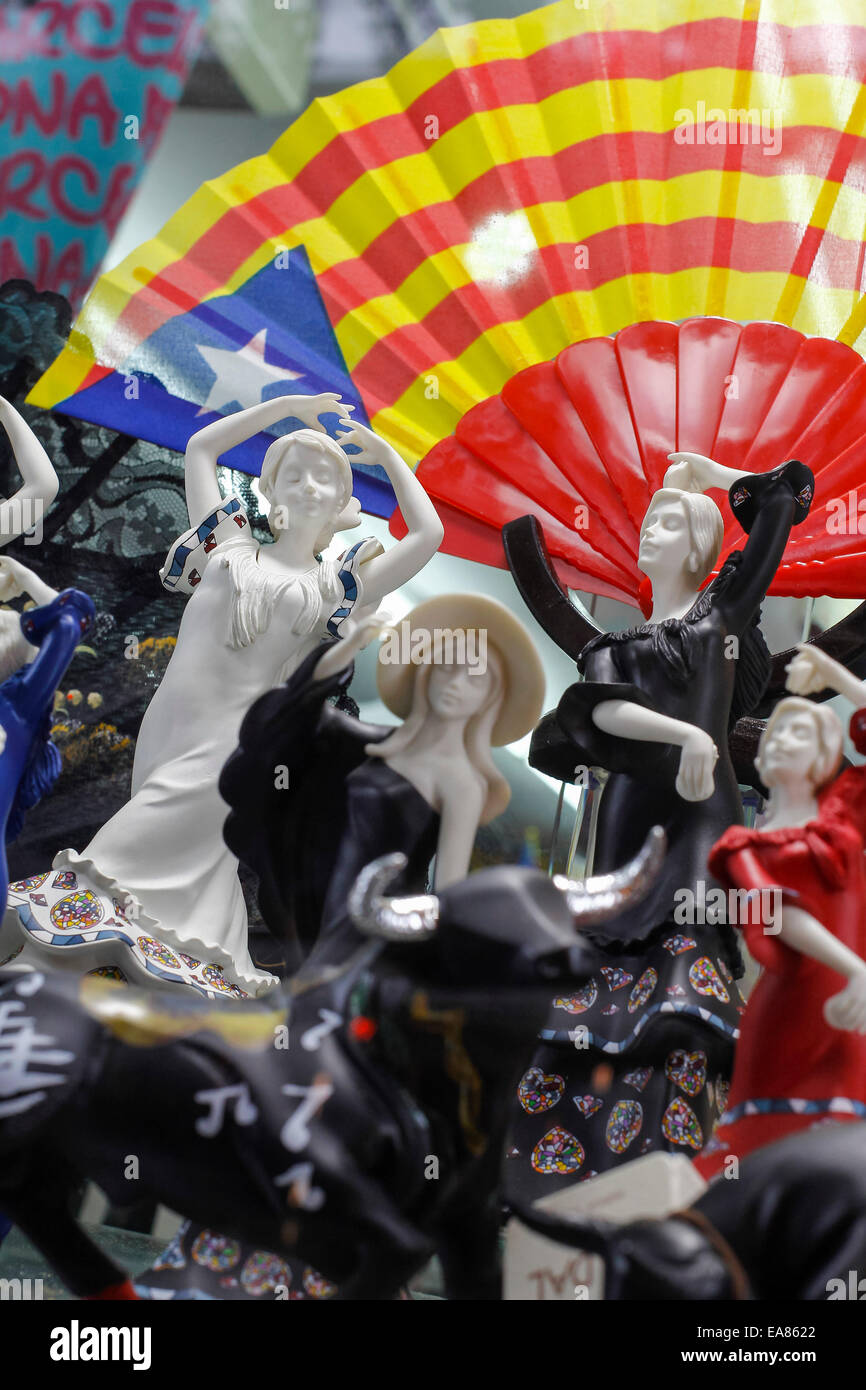 Display window with souvenirs: fan with the Catalan independence flag and typical Spanish dancers Stock Photo