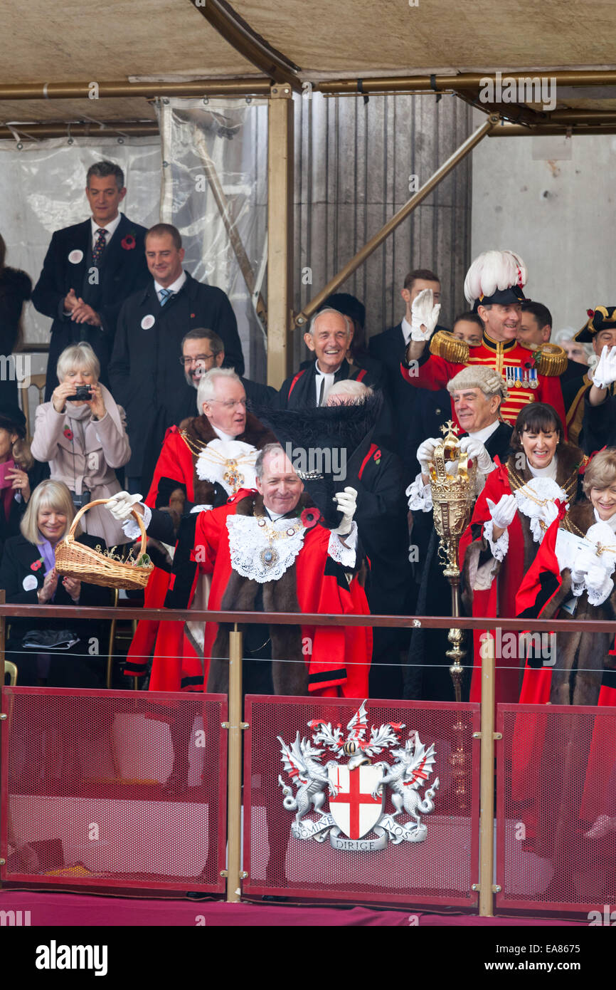 8th November 2014, Lord Mayor's Show, City of London, London, UK. The new 687th Lord Mayor, Alan Yarrow (middle), receives a basket with snacks from the Cook and Butler Event Company on Mansion House balcony. The Lord Mayor's Show is the oldest civil procession in the world, it celebrates the start of a one-year term for the new Mayor of the City of London. Stock Photo