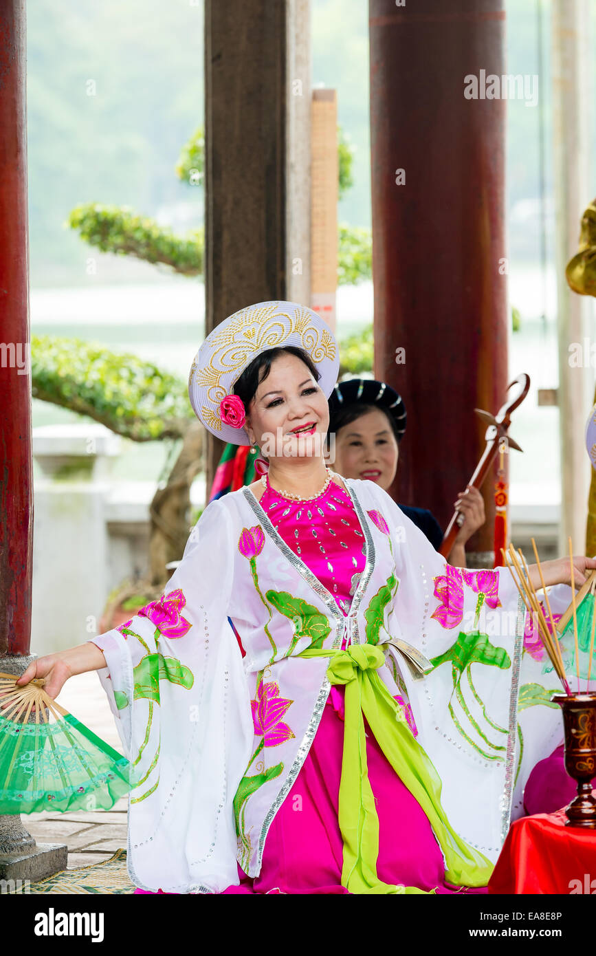 Vietnamese dance performance hires stock photography and images Alamy