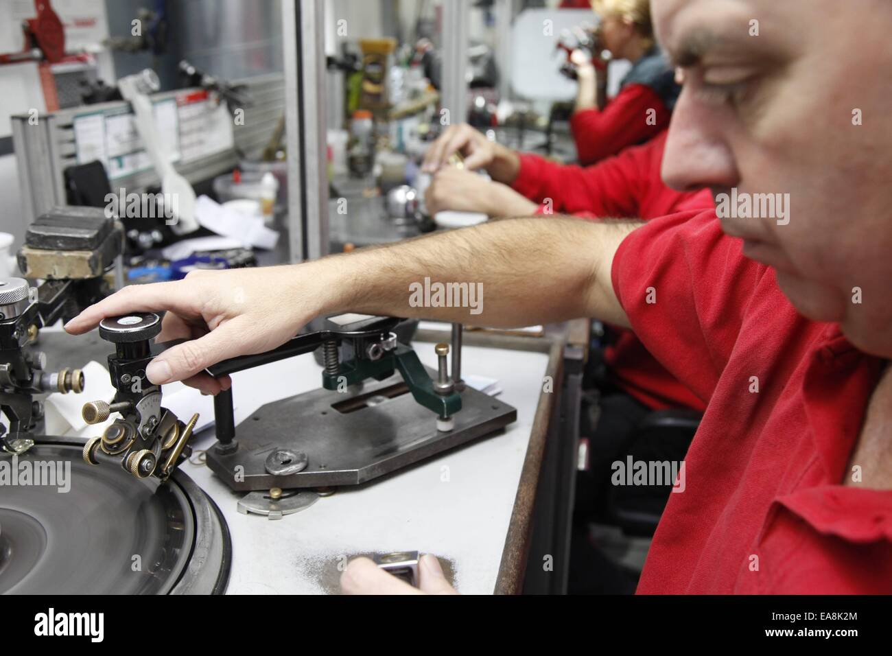 Brussels, Belgium. 7th Nov, 2014. Technicians cut diamonds in Antwerp