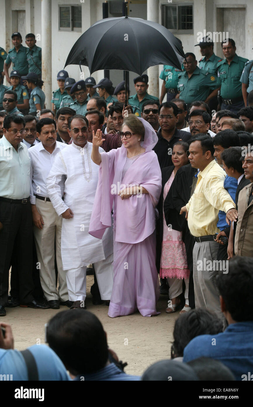 BANGLADESH, Dhaka : Former Bangladeshi prime minister and Bangladesh Nationalist Party (BNP) leader, Khaleda Zia (C) waves as she arrives for a court appearance in Dhaka on November 9, 2014. In 2008, the Anti Corruption Commission, Bangladesh filed the Zia Orphanage Trust graft case against six people including Khaleda and her son Tarique Rahman, accusing them of siphoning off 21 million Bangladeshi Taka (USD 272,000) from funds meant for the trust, which reportedly came from a foreign bank. Stock Photo