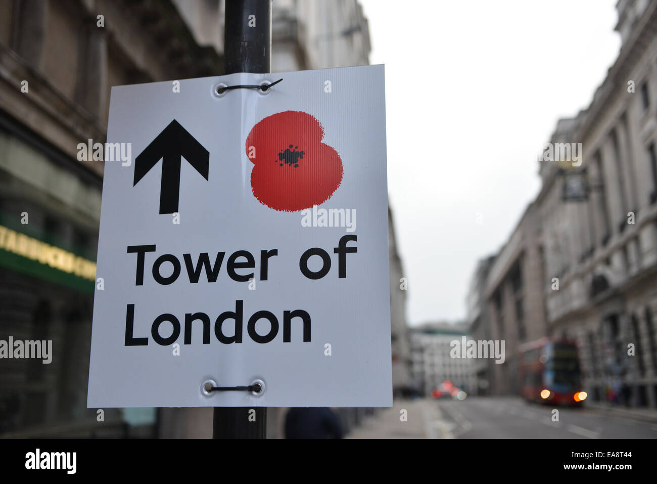 King William Street, London, UK. 9th November 2014. Signs erected to direct the crowds to the Tower. The crowds fill the area around the Tower of London to look at the 888,246 ceramic poppies that fill the moat. Credit:  Matthew Chattle/Alamy Live News Stock Photo