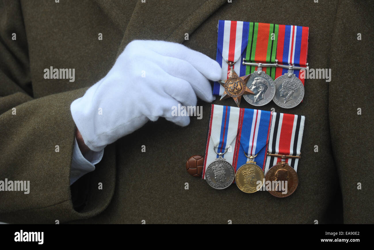 WORLD WAR TWO VETERAN HOLDING SERVICE MEDALS RE SOLDIERS PENSIONS SERVICEMEN WARS CONFLICT DISABILITY PENSIONERS OLD AGE UK Stock Photo