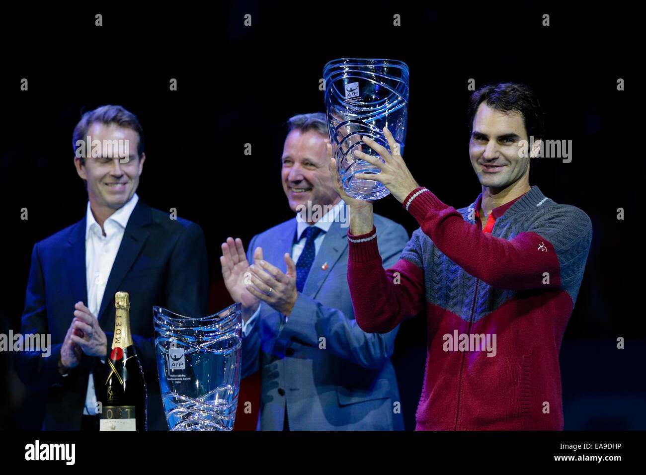 London, UK. 09th Nov, 2014. ATP World Tour Finals. Roger Federer (SUI)  versus Milos Raonic (CAN). Roger Federer presented with the ATP World Tour  Fans' Favourite trophy Credit: Action Plus Sports/Alamy Live