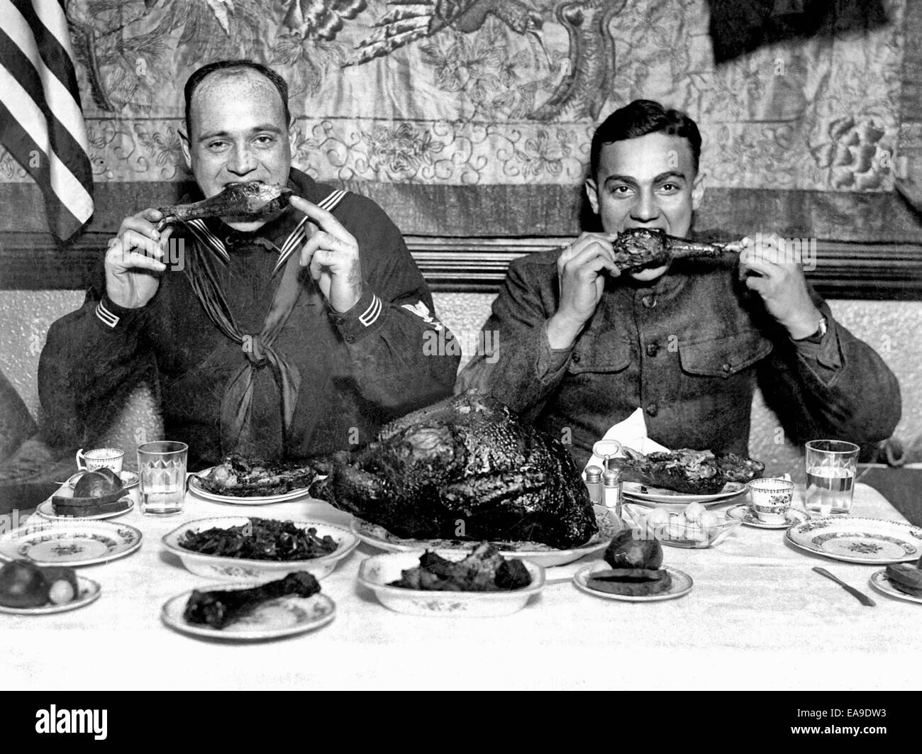 Thanksgiving cheer distributed for men in service. Servicemen eating a Thanksgiving dinner after the end of World War I (1918) Stock Photo